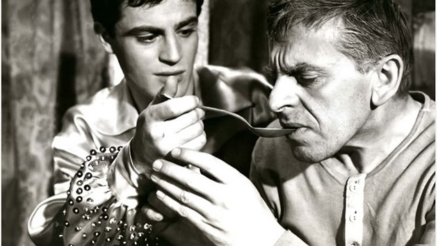 Jan Tska s Jozefem Kronerem v dramatu Lid z maringotek (1966)
