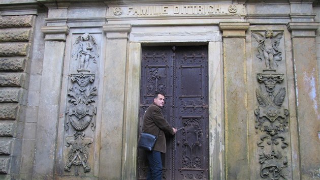 Pam�tkov� chr�n�n�, ale polorozpadl� objekt postr�d� kdysi honosnou v�zdobu.