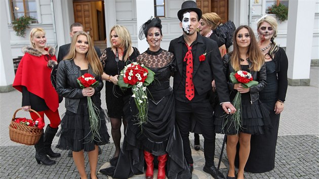 V kostýmech a s pomalovanými tvářemi dorazili i všichni svatební hosté.