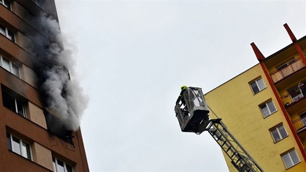 Hasiči zasahovali při požáru výškového domu v Ostravě.