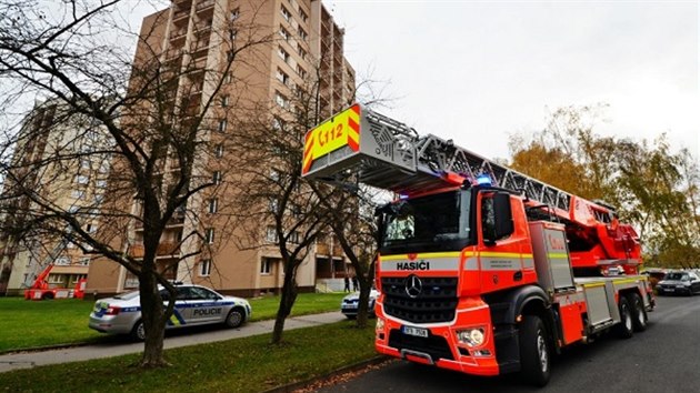 Hasiči zasahovali při požáru výškového domu v Ostravě.