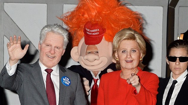 Katy Perry jako Hillary Clintonov a Orlando Bloom jako Bill Clinton s karikaturou Donalda Trumpa na halloweenskm verku (Brentwood, 28. jna 2016)
