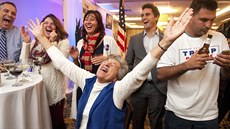 Trumpovi voli�i slaví v Pensylvánii (9. listopadu 2016)