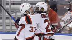 Pavel Zacha (vlevo) p�ijímá nad�enou gratulaci ke své první brance v NHL. Spolu...