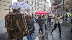Pochod proti koeinovým farmám proel v nedli centrem Prahy (6. listopadu...