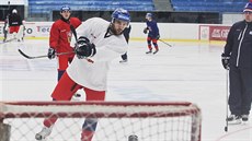Na tréninku hokejové reprezentace v Plzni st�ílí úto�ník Robin Hanzl,...