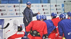 Trenér Josef Jandač udílí pokyny na tréninku hokejové reprezentace v Plzni.