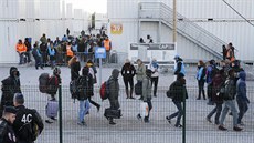 Francouzské úady zahájily pevoz mladistvých migrant z táboit u Calais...