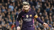 Útoník Barcelony Lionel Messi dává gól Manchesteru City.