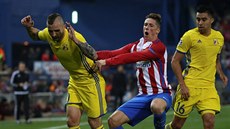 Útoník Atlétika Madrid Fernando Torres v souboji s dvma hrái Rostova.