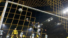 Branká Sportingu Lisabon Rui Patrício se marn natahuje za míem, který po...