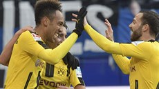 Gabonský útoník Dortmundu Pierre-Emerick Aubameyang pijímá gratulace k...
