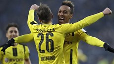 Stelec Dortmundu Pierre-Emerick Aubameyang slaví jeden ze svých gól proti...