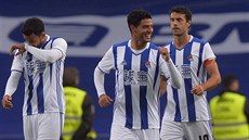 Mexický útočník Carlos Vela se raduje z gólu San Sebastianu proti Atlétiku...