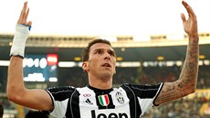 Úto�ník Juventusu Mario Mand�uki� slaví gól na h�i�ti Chieva.