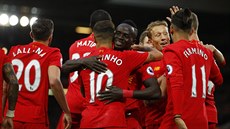 S LEHKOSTÍ. Fotbalisté Liverpoolu dali Watfordu est gól a jdou do ela...