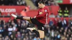 KLASICKÝ ZLATAN. Útoník Manchesteru slaví gól do sít Swansea.