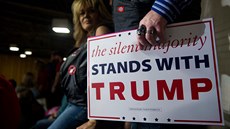 Tichá vtina stojí za Trumpem, hlásal jeden z transparent na mítinku v...