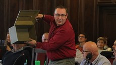 Zastupitel Roman Peschout (TOP 09) ukazuje, že urna pro tajné hlasování nemá...