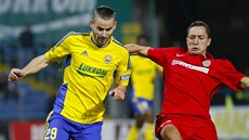 Zlínský úto�ník Marko Jordan (vlevo) se sna�í projít obranou Brna.