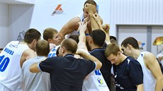 Díntí basketbalisté slaví výhru nad Pardubicemi