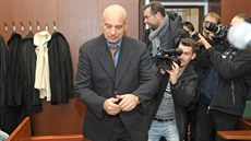 Obalovaný Goran Boban pichází do jednací sín. (7. listopadu 12016)
