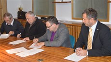 Zleva Karel Psota (jednatel spolenosti ZDS Psota), Petr Chadim (editel...