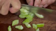 K cibuli pidejte i na kousky pokrájený kus apíkatého celeru. 