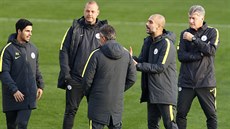 Mikel Arteta (vlevo) bhem tréninku Manchesteru City diskutuje s hlavním kouem...