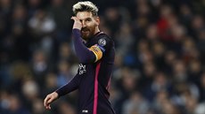 Zklamaný Lionel Messi z Barcelony po porážce v Lize mistrů na hřišti...