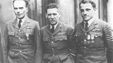 Květen 1941. Vlevo Bedřich Krátkoruký, vpravo Josef Dygrýn. Oba hrdiny noční...