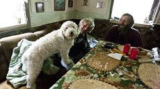 Bezdomovci �ijí na okraji Humpolce v opu�t�né chat� v lese známé jako...