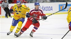 Český hokejista Dominik Kubalík se snaží přelstít švédské soupeře.