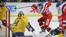 eský hokejista Luká Radil pekonává védského brankáe Joela Lassinanttiho.