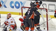 Ryan Kesler z Anaheimu slaví gól do sít Calgary.