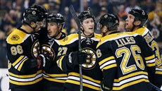 Radost hokejist Bostonu: zleva David Pastrák, Brad Marchand, Austin Czarnik,...