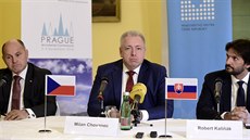 Minist�i vnitra Rakouska, �eska a Slovenska (zleva) Wolfgang Sobotka, Milan...