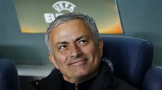 José Mourinho, trenér Manchesteru United se usmívá p�ed zápasem proti...