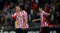 Fotbalisté Athletiku Bilbao se radují po vsteleném gólu.