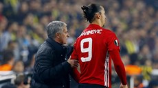 José Mourinho, trenér Manchesteru United, pedává pokyny Zlatanu Ibrahimovicovi.