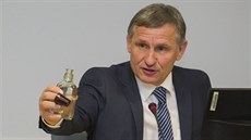 Jií unek na ustavujícím zasedání nechal mezi zastupiteli kolovat slivovici.