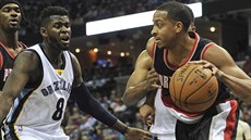 C.J. McCollum (vlevo) z Portlandu se sna�í prosadit p�es bránícího Jamese...