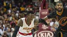 Dennis Schröder (vlevo) z Atlanty úto�í p�es bránícího Kyrieho Irvinga z...