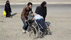 Z Mosulu u od zaátku osvobozování uteklo asi 18 000 lidí. Jejich první...