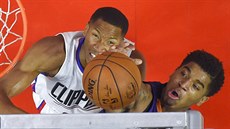 Wesley Johnson (vlevo) z LA Clippers a Marquese Chriss z Phoenixu bojují na...