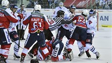 Hromadná �arvátka p�ed koncem utkání Liberec - Pardubice. Uprost�ed kle�ící Jan...