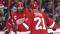 Henrik Zetterberg (vlevo) a Tomá Tatar oslavují gól Detroitu.