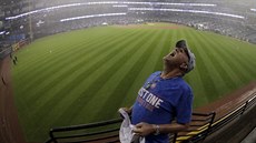 Fanouek baseballist Chicaga Cubs si vychutnává vítzství svého týmu ve...