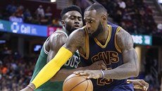 LeBron James (vpravo) z Clevelandu obchází Jaylena Browna z Bostonu.