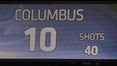 Nick Foligno a branká Sergej Bobrovskij se radují z výhry svého Columbusu.
